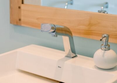 Detalle de reforma de baño moderno con grifería cromada y lavabo de diseño en Madrid - Reformas Jarillo